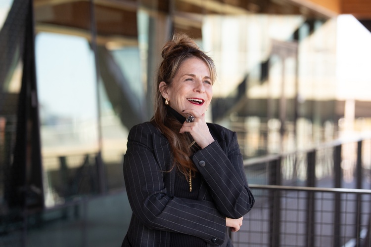 headshot of blonde woman.